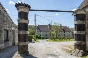 Portique d'entrée. Piliers fasciculés (pierre et fonte). © Région Bourgogne-Franche-Comté, Inventaire du patrimoine