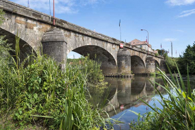Le pont et la Saône. © Région Bourgogne-Franche-Comté, Inventaire du patrimoine