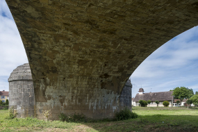 Le pont et l'école en arrière plan. © Région Bourgogne-Franche-Comté, Inventaire du patrimoine
