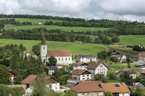 Vue d'ensemble du village et de la fromagerie, depuis le sud. © Région Bourgogne-Franche-Comté, Inventaire du patrimoine