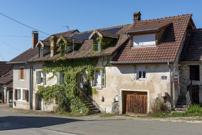 Vue d'ensemble, de trois quarts droite. La maison correspond au corps de bâtiment central. © Région Bourgogne-Franche-Comté, Inventaire du patrimoine