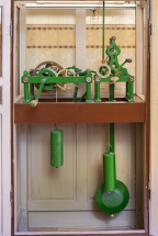 Vue du mécanisme avec ses poids et son balancier. © Région Bourgogne-Franche-Comté, Inventaire du patrimoine