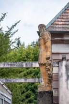 Vue de la statue depuis l'aile ouest de la piscine. © Région Bourgogne-Franche-Comté, Inventaire du patrimoine