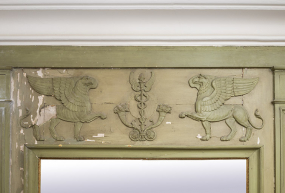 Partie supérieure ornée d'un caducée, de deux cornes d'abondance et de deux griffons. © Région Bourgogne-Franche-Comté, Inventaire du patrimoine