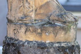 Signature du sculpteur sur la plinthe : "Ch. MALFRAY". © Région Bourgogne-Franche-Comté, Inventaire du patrimoine