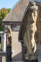 Vue de la statue depuis l'aile ouest de la piscine. © Région Bourgogne-Franche-Comté, Inventaire du patrimoine