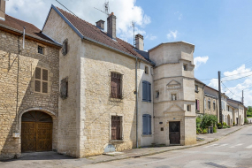 maison tour ensemble d'édifices derrière façade © Région Bourgogne-Franche-Comté, Inventaire du patrimoine