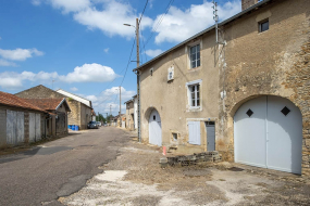 rue ensemble d'édifices derrière façade maison ferme © Région Bourgogne-Franche-Comté, Inventaire du patrimoine