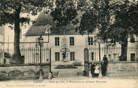 hôtel de ville mairie monument buste © Archives départementales de la Haute-Saône