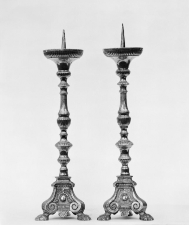 Vue d'ensemble de deux chandeliers. © Région Bourgogne-Franche-Comté, Inventaire du patrimoine