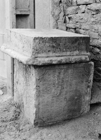 Fragments : détail de l'inscription gravée sur le piedestal. © Région Bourgogne-Franche-Comté, Inventaire du patrimoine