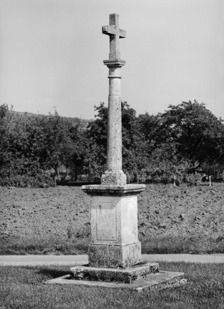 Vue d'ensemble de la croix, près du cimetière. © Région Bourgogne-Franche-Comté, Inventaire du patrimoine