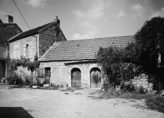 Vue d'ensemble de la maison sise parcelles 115 et 114, section AO du cadastre de 1963. © Région Bourgogne-Franche-Comté, Inventaire du patrimoine