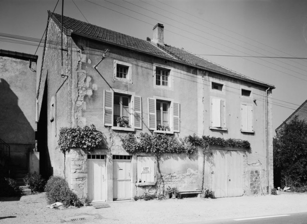 Vue générale de la maison sise parcelle 5, section B1 du cadastre de 1951. © Région Bourgogne-Franche-Comté, Inventaire du patrimoine