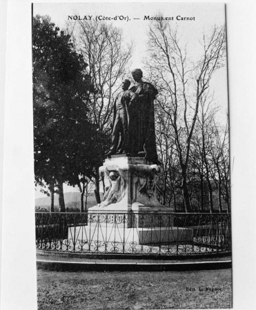 Monument Carnot", aujourd'hui détruit. Carte postale ancienne. © Région Bourgogne-Franche-Comté, Inventaire du patrimoine