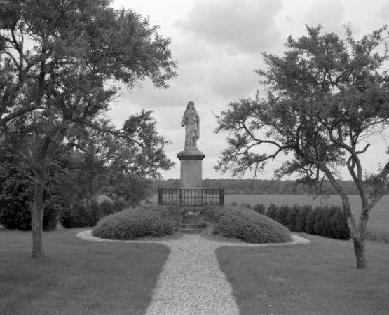 Vue d'ensemble de le statue sur son piédestal. © Région Bourgogne-Franche-Comté, Inventaire du patrimoine