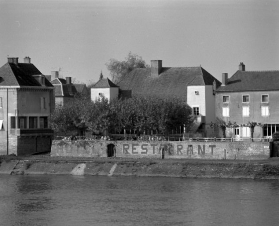 Vue d'ensemble depuis la rive gauche de la Saône. © Région Bourgogne-Franche-Comté, Inventaire du patrimoine