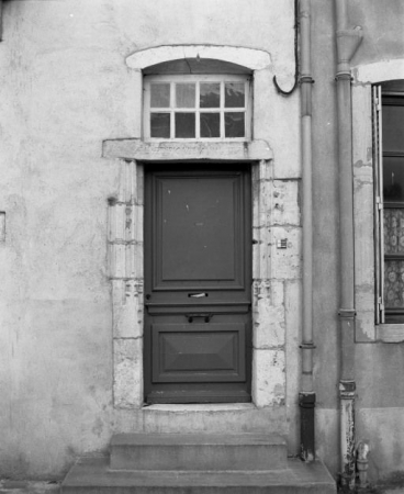 Porte d'entrée (vue d'ensemble de la façade, cf. NUMI 19867100370). © Région Bourgogne-Franche-Comté, Inventaire du patrimoine