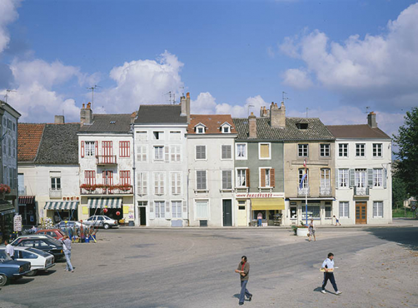 Alignement de 6 maisons, place de la Liberté (cada. 1977, sect. AD, parc. 115 à 121). © Région Bourgogne-Franche-Comté, Inventaire du patrimoine