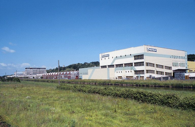 Vue d'ensemble des bâtiments depuis la rive gauche du canal du Nivernais. © Région Bourgogne-Franche-Comté, Inventaire du patrimoine
