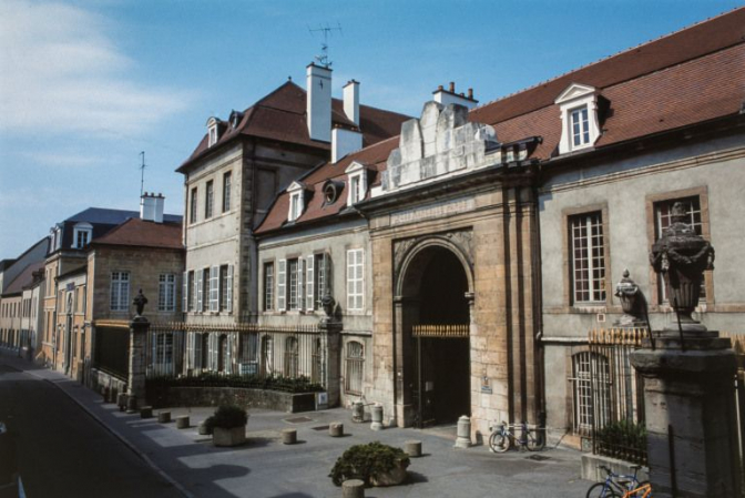 Façade antérieure et porche. © Région Bourgogne-Franche-Comté, Inventaire du patrimoine