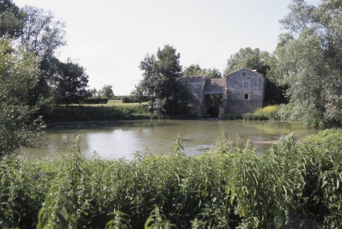 Le moulin et l'étang. © Région Bourgogne-Franche-Comté, Inventaire du patrimoine