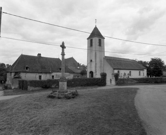 Vue d'ensemble de l'église et de l'ancien presbytère. © Région Bourgogne-Franche-Comté, Inventaire du patrimoine