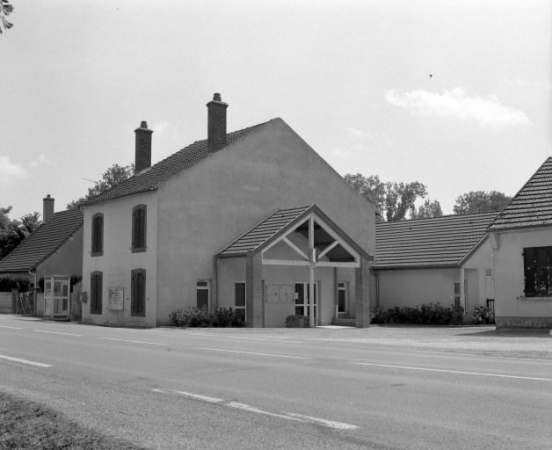 Ancien bistrot actuellement mairie. © Région Bourgogne-Franche-Comté, Inventaire du patrimoine