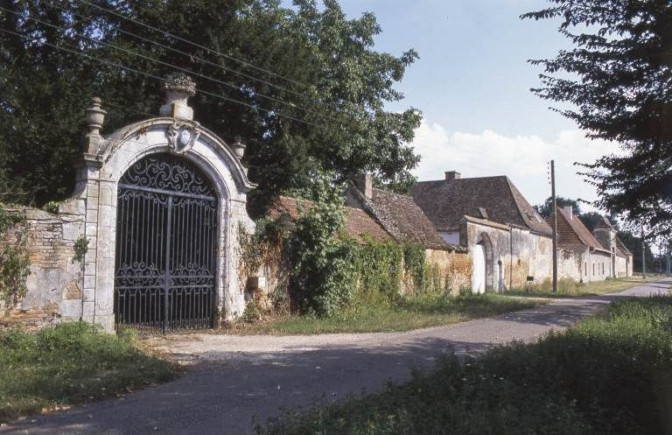 Bâtiments bordant le chemin dit le "Sentier des Moines". © Région Bourgogne-Franche-Comté, Inventaire du patrimoine