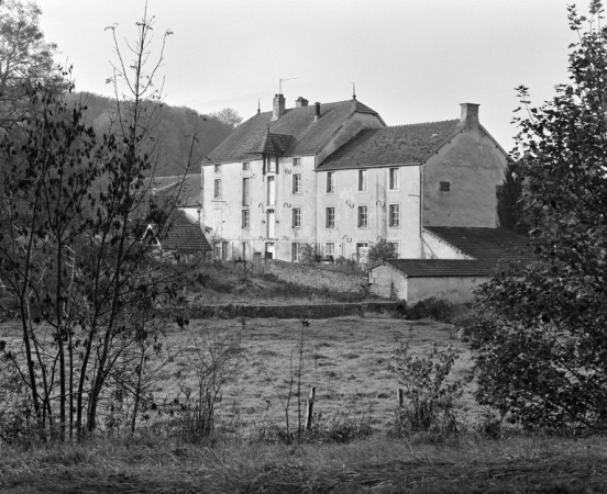 Vue d'ensemble prise du nord-est, depuis la R.D. 901. © Région Bourgogne-Franche-Comté, Inventaire du patrimoine