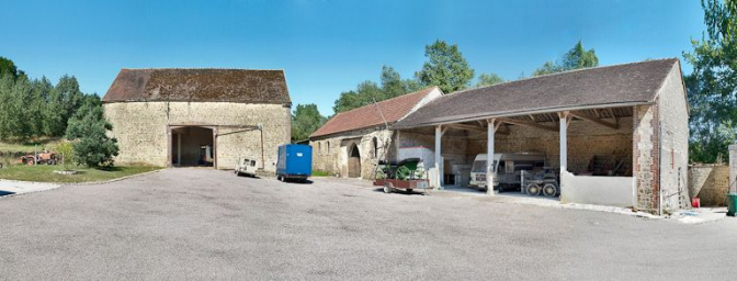 Vue d'ensemble de la grange, l'ancienne chapelle et le hangar depuis la cour. © Région Bourgogne-Franche-Comté, Inventaire du patrimoine