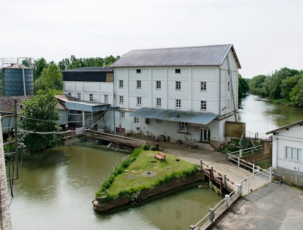 Moulin, bâtiment principal. La Seille de part et d'autre du moulin. © Région Bourgogne-Franche-Comté, Inventaire du patrimoine