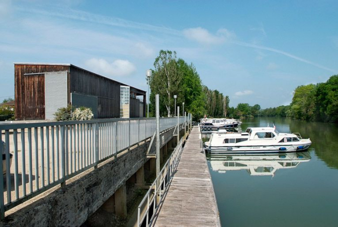 Port de Louhans. A gauche, la capitainerie, vue d'aval. © Région Bourgogne-Franche-Comté, Inventaire du patrimoine