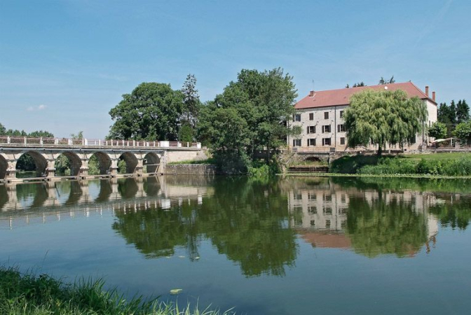 Barrage et pont de La Truchère à gauche, moulin à droite, vus de la rive droite de la Seille. © Région Bourgogne-Franche-Comté, Inventaire du patrimoine