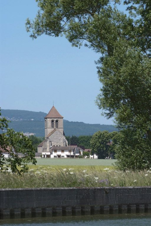 L'église vue du canal. © Région Bourgogne-Franche-Comté, Inventaire du patrimoine