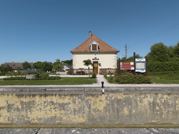 Vue de face de la maison éclusière. Les ouvertures ont été bouchées. © Région Bourgogne-Franche-Comté, Inventaire du patrimoine