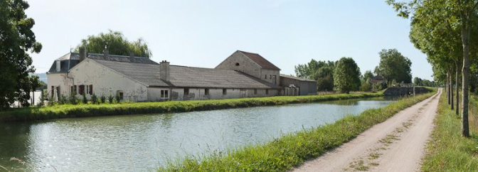 Vue de la cimenterie située sur la rive droite du canal. © Région Bourgogne-Franche-Comté, Inventaire du patrimoine