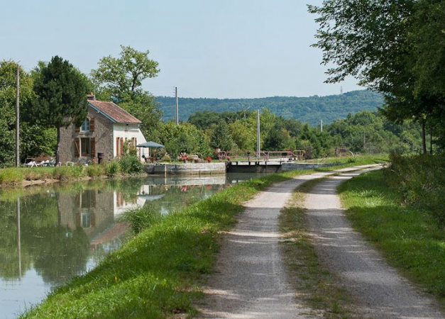 Vue du site d'écluse depuis l'amont. © Région Bourgogne-Franche-Comté, Inventaire du patrimoine