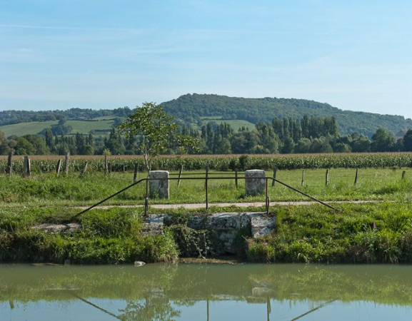 Vue de face de l'arrivée de la rigole. © Région Bourgogne-Franche-Comté, Inventaire du patrimoine