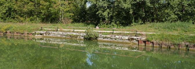 Vue de l'ouvrage hydraulique situé sur la rive gauche du canal. © Région Bourgogne-Franche-Comté, Inventaire du patrimoine