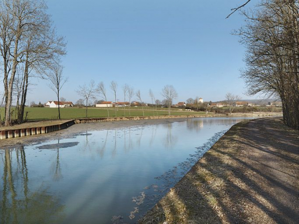 Vue d'ensemble du bassin de port. Derrrière : village. © Région Bourgogne-Franche-Comté, Inventaire du patrimoine