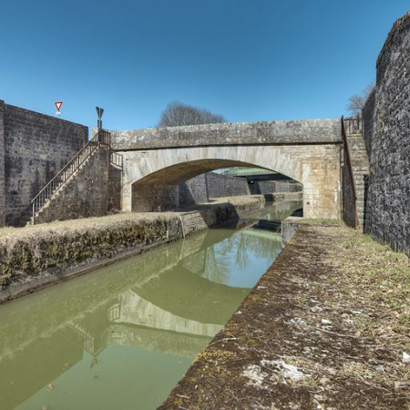 Le pont en pierre de l'amont, avec ses deux escaliers d'accès à la banquette de halage de la tranchée. Derrière le pont plus récent. © Région Bourgogne-Franche-Comté, Inventaire du patrimoine