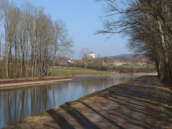 Le village de Saint-Thibault derrière le port. © Région Bourgogne-Franche-Comté, Inventaire du patrimoine