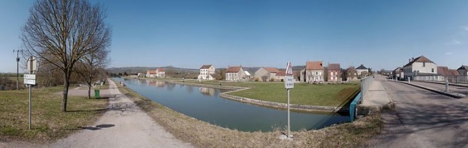 Vue d'ensemble du port pris d'amont, du pont routier. © Région Bourgogne-Franche-Comté, Inventaire du patrimoine