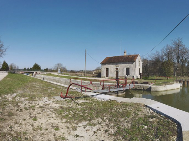 Le site d'écluse vu d'amont. © Région Bourgogne-Franche-Comté, Inventaire du patrimoine