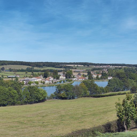 Vue panoramique du paysage du canal à Ecuisses, avec l'étang de la Motte en arrière-plan. © Région Bourgogne-Franche-Comté, Inventaire du patrimoine
