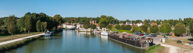 Le port au premier plan, le village de Tanlay en arrière-plan. © Région Bourgogne-Franche-Comté, Inventaire du patrimoine