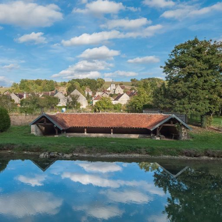 Vue d'ensemble du lavoir avec village dans le fond. © Région Bourgogne-Franche-Comté, Inventaire du patrimoine