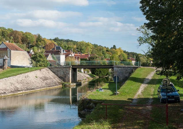 Vue d'ensemble du pont routier, avec le village à gauche. © Région Bourgogne-Franche-Comté, Inventaire du patrimoine