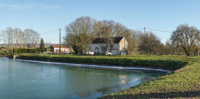Au premier plan, la maison de 3/4 et sur l'arrière la maison éclusière 01 S. © Région Bourgogne-Franche-Comté, Inventaire du patrimoine
